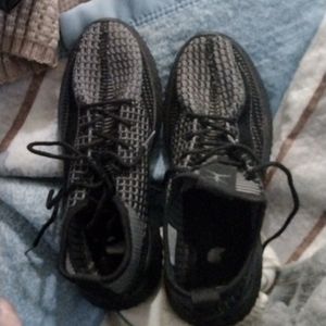 Women's  danskins ecstatic tennis shoe gray and black comfortable size 7 and 1/